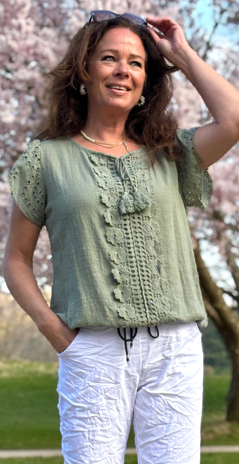 khaki Sabrina bluse med broderede detaljer likelondon