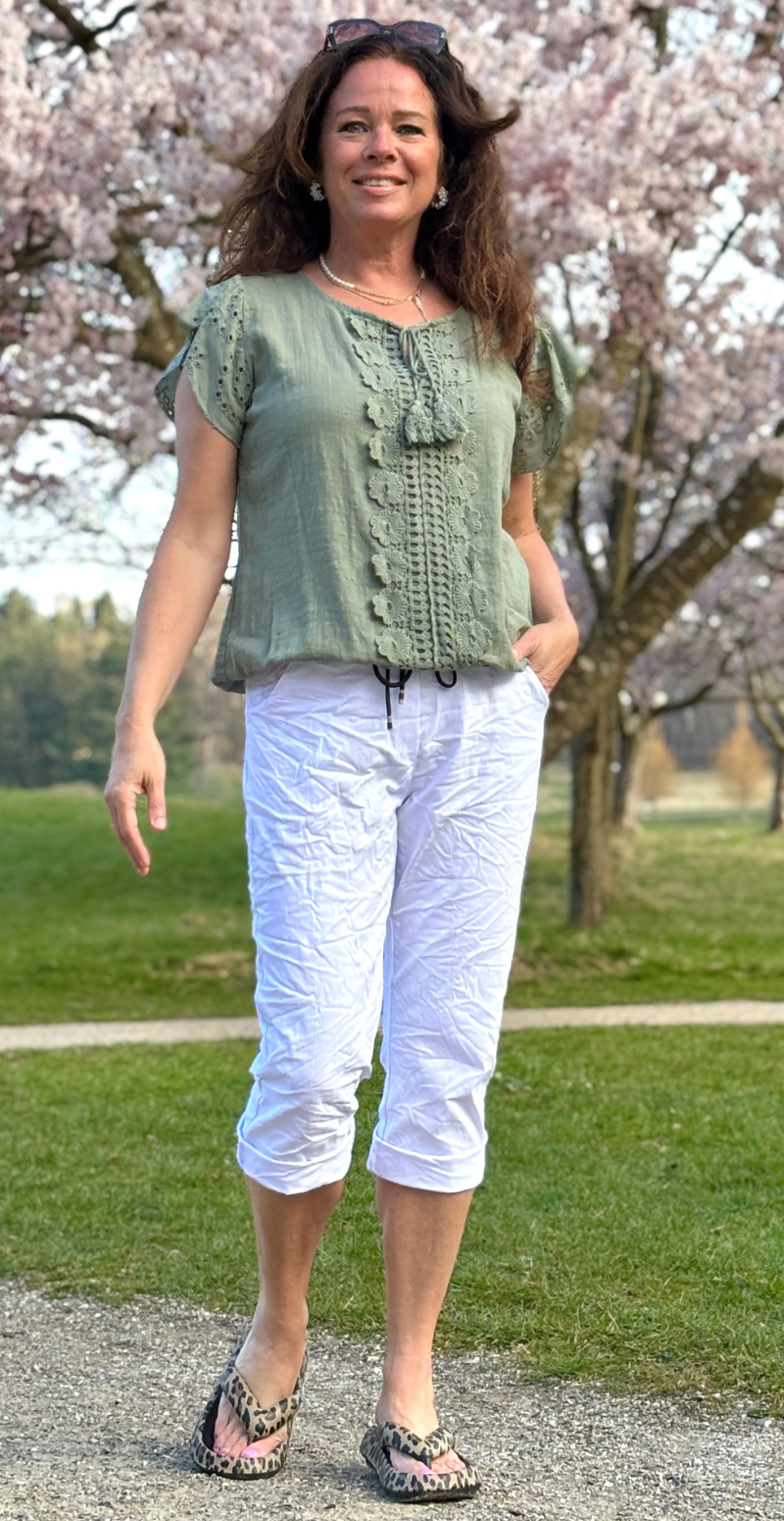 likelondon bluse med broderede detaljer i khaki