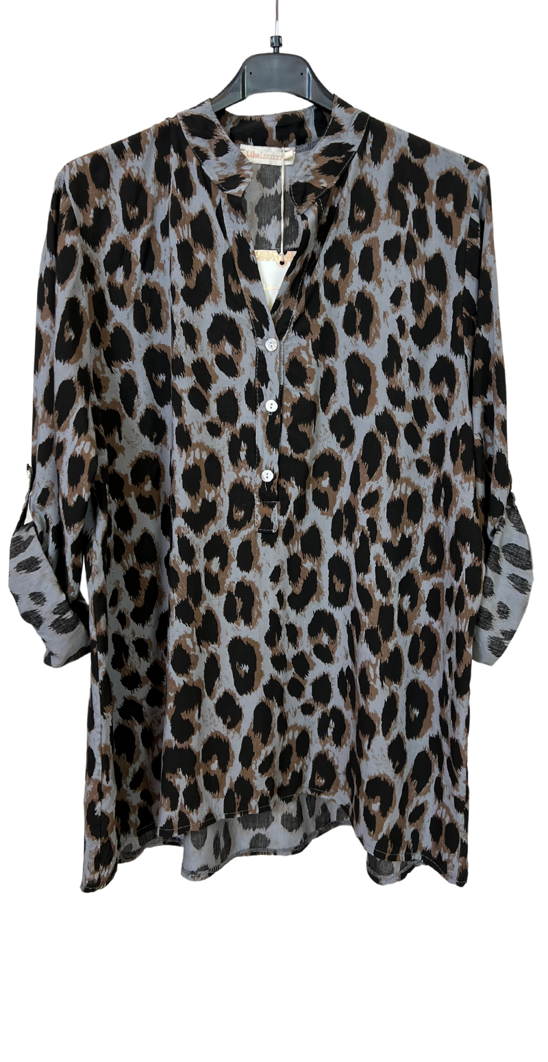 Rita bluse med stort leopardprint grå LikeLondon