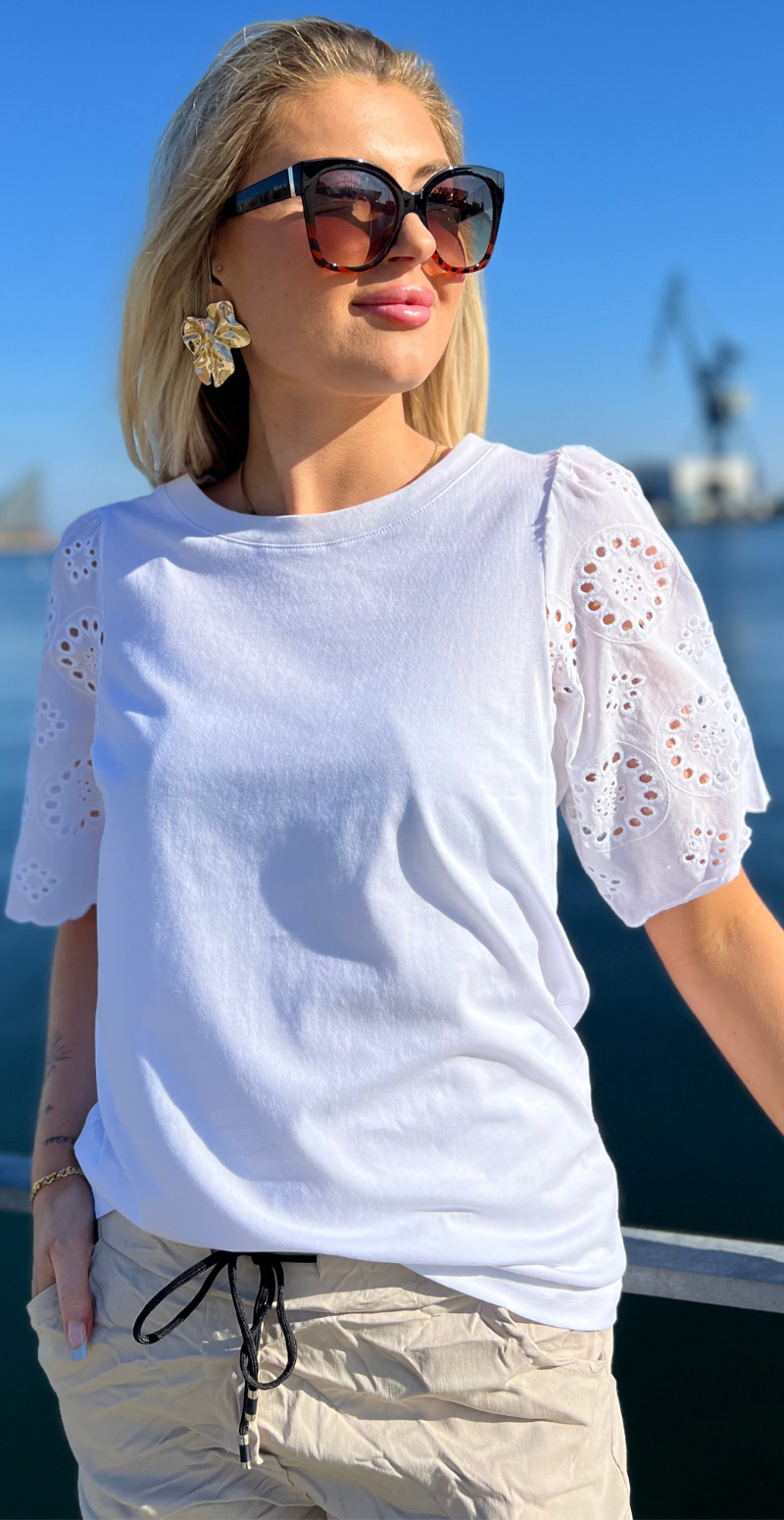 T-shirt med broderi anglaise ærmer