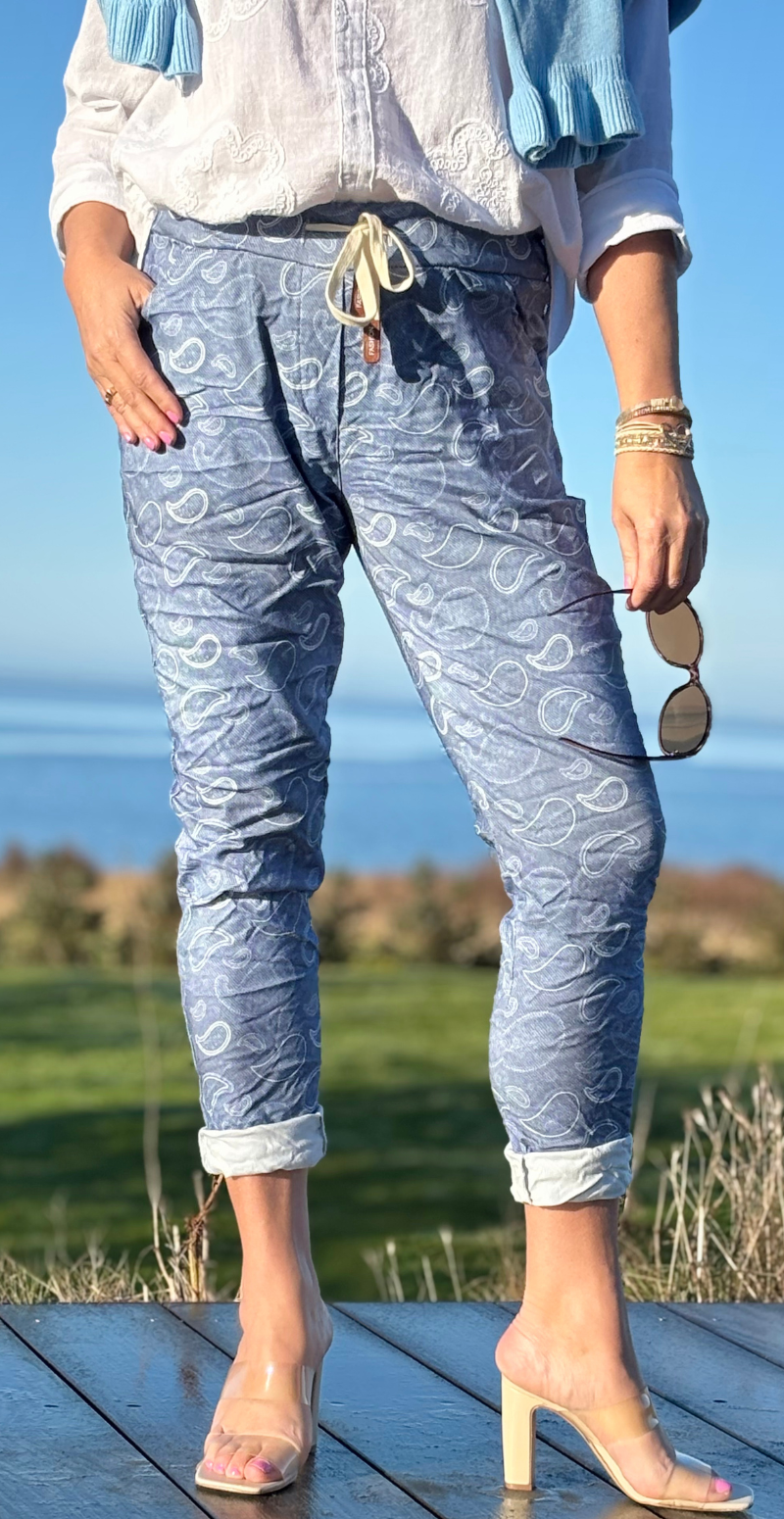 Wendy bukser med paisley print, skrålommer og elastik og bindebånd i taljen denimblå