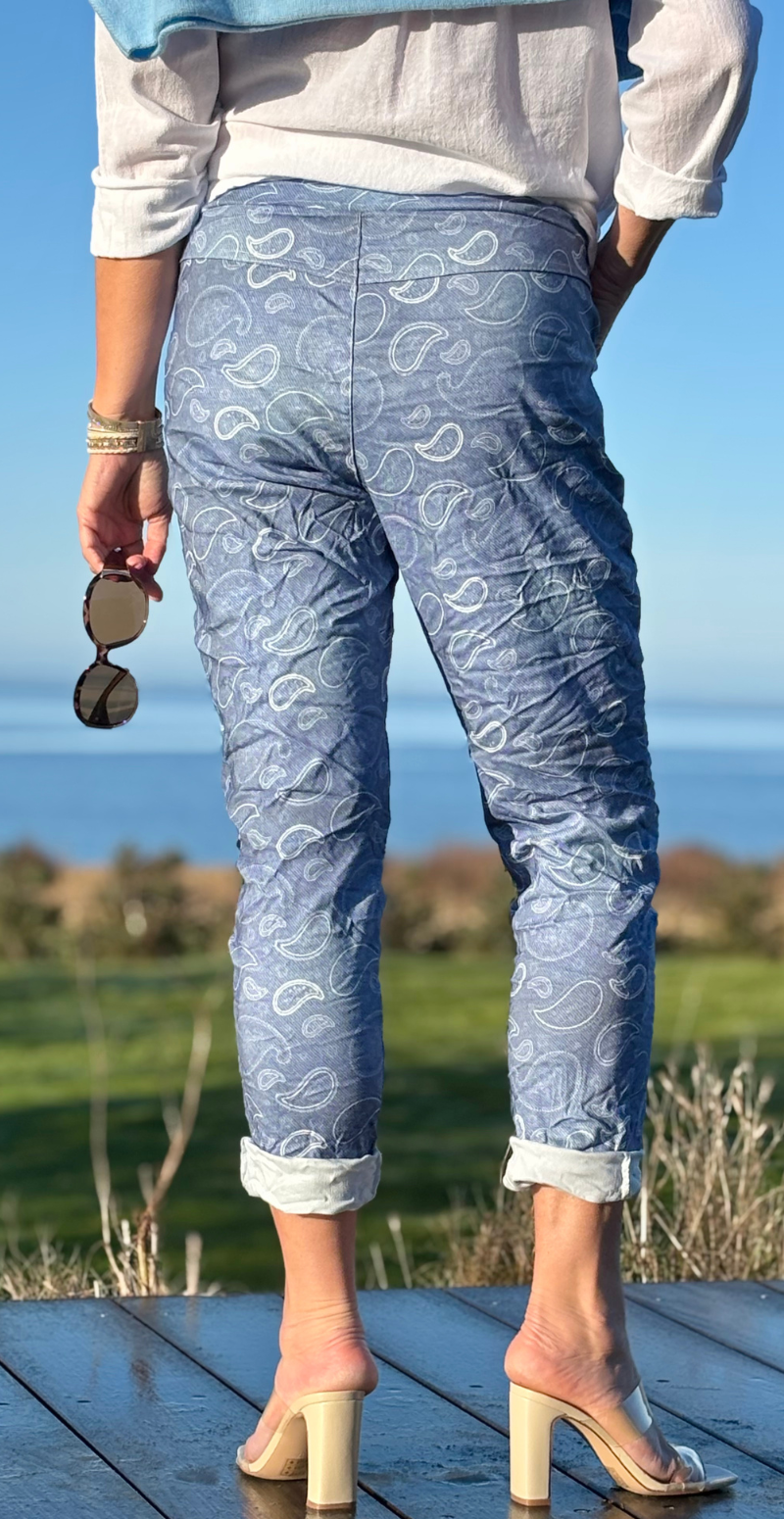 Wendy bukser med paisley print, skrålommer og elastik og bindebånd i taljen denimblå