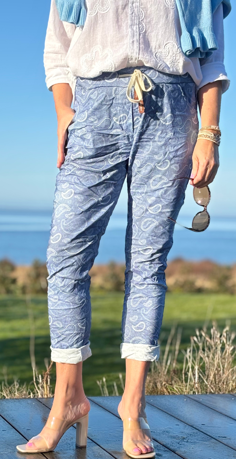 Wendy bukser med paisley print, skrålommer og elastik i taljen