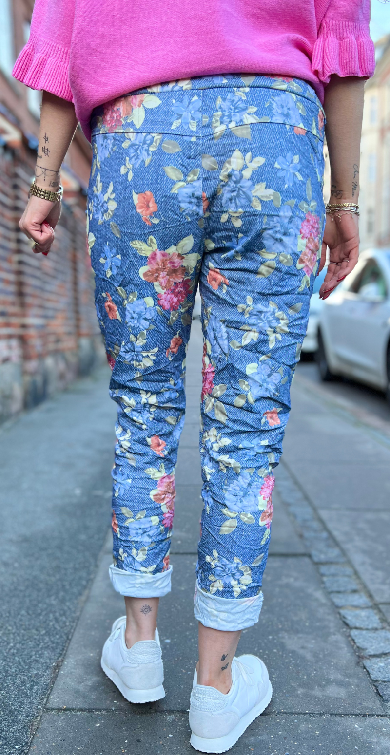 Wendy denimbukser med blomsterprint Dark denim LikeLondon