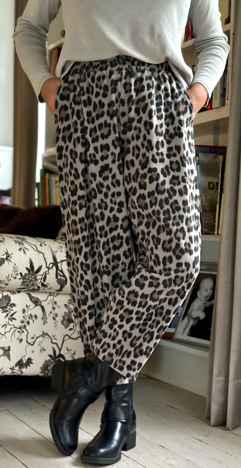 Debbie fløjlsbukser i mocca leopardprint