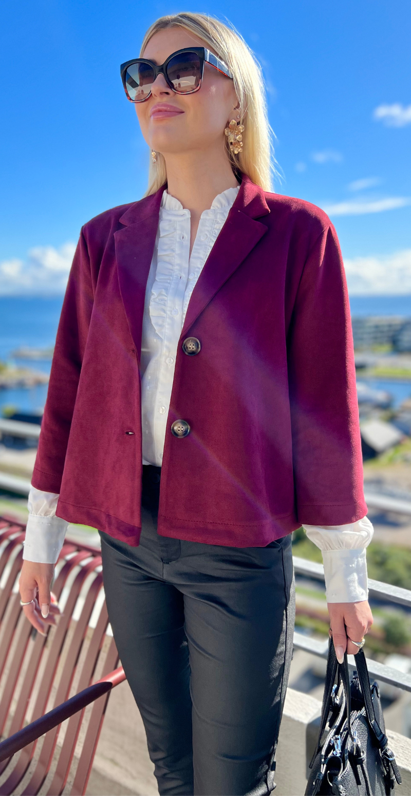 Monique kort blazer i ruskindslook wine LikeLondon