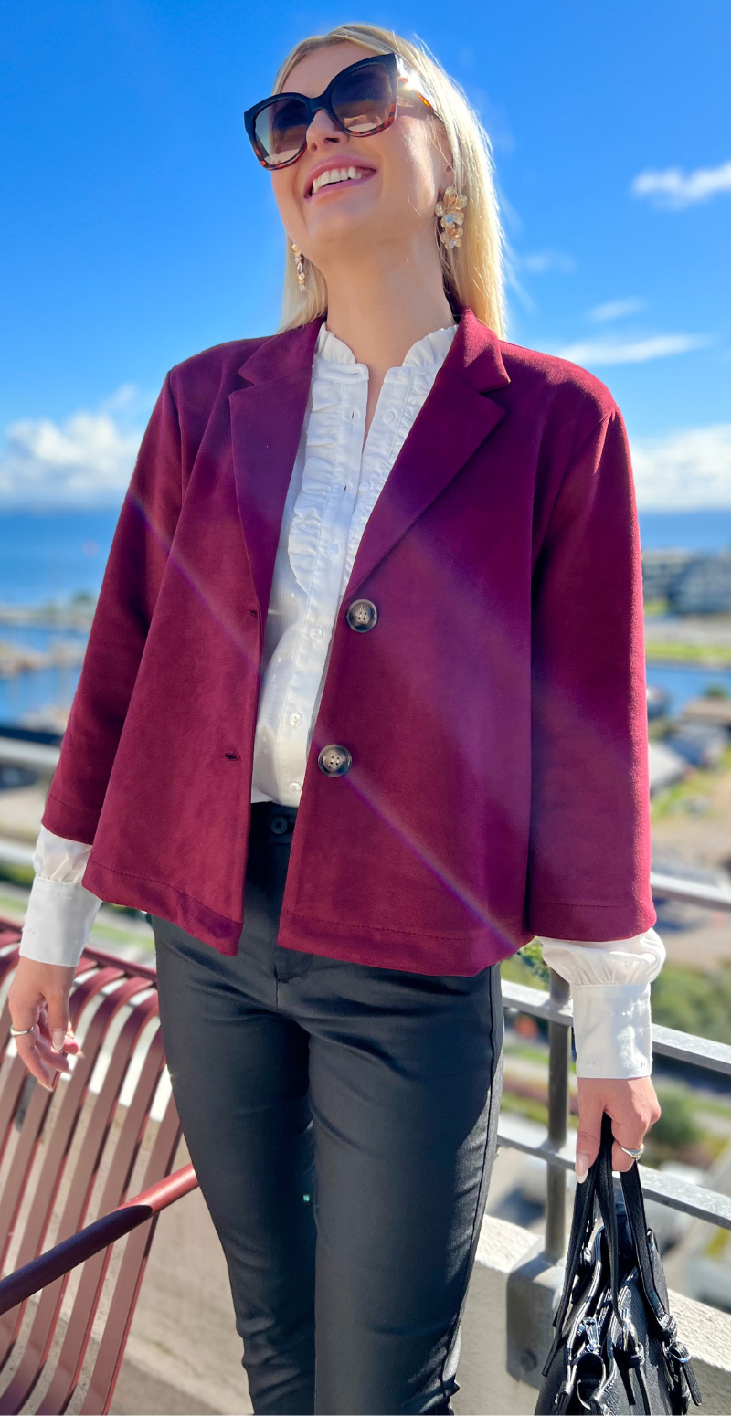 Monique kort blazer i ruskindslook wine LikeLondon