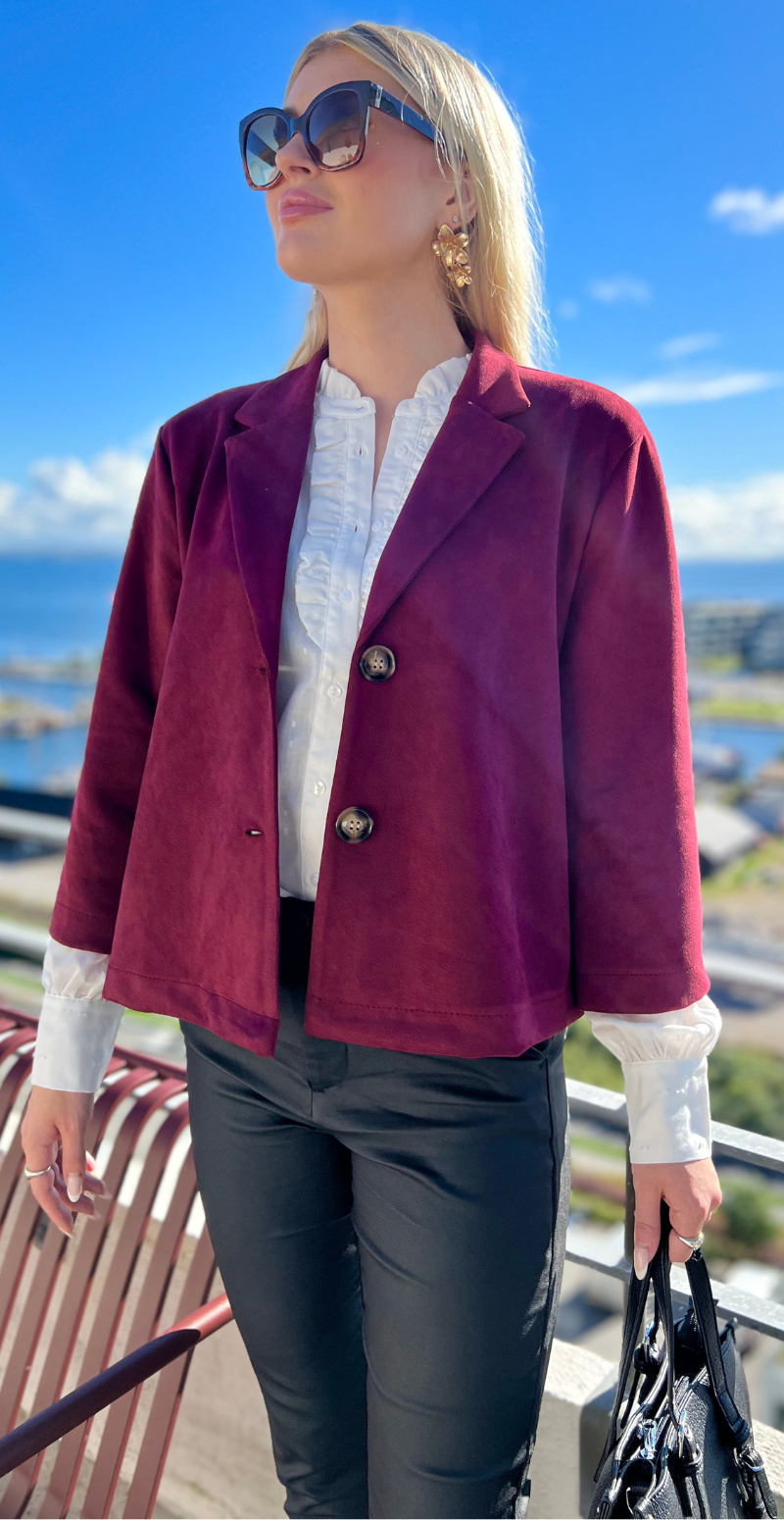 Monique kort blazer i ruskindslook wine LikeLondon