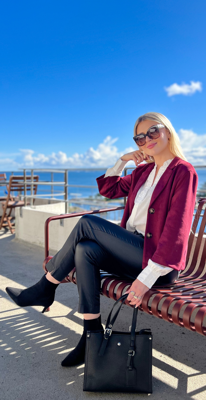 Monique kort blazer i ruskindslook wine LikeLondon