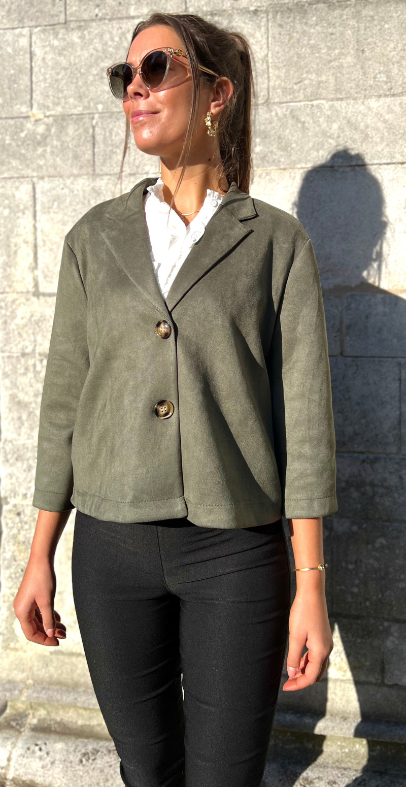 Monique kort blazer i ruskindslook army LikeLondon