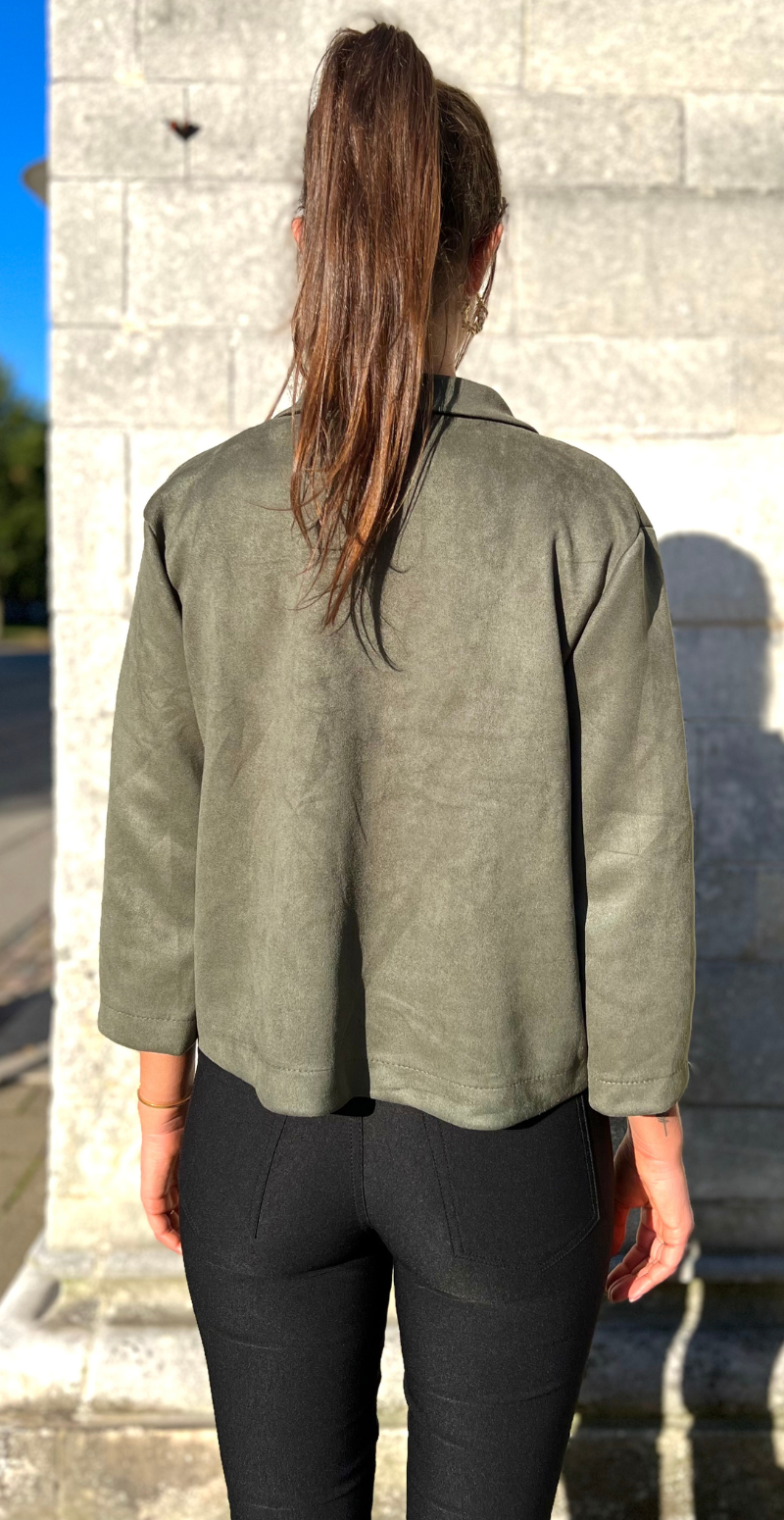 Monique kort blazer i ruskindslook army LikeLondon