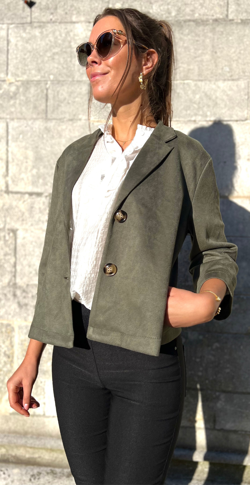 Monique kort blazer i ruskindslook army LikeLondon