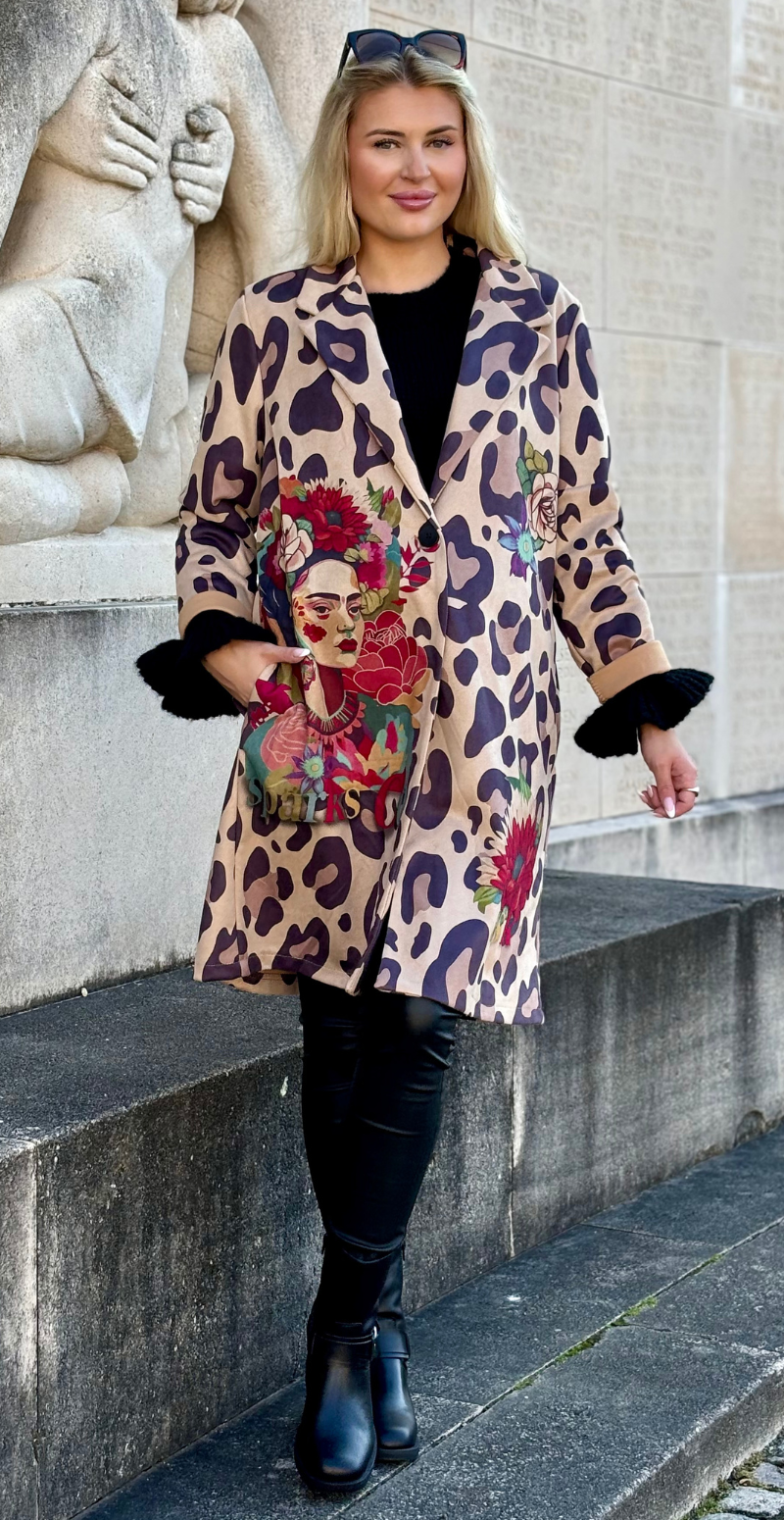 Katie jakke med leopardprint og kvindeansigt LikeLondon