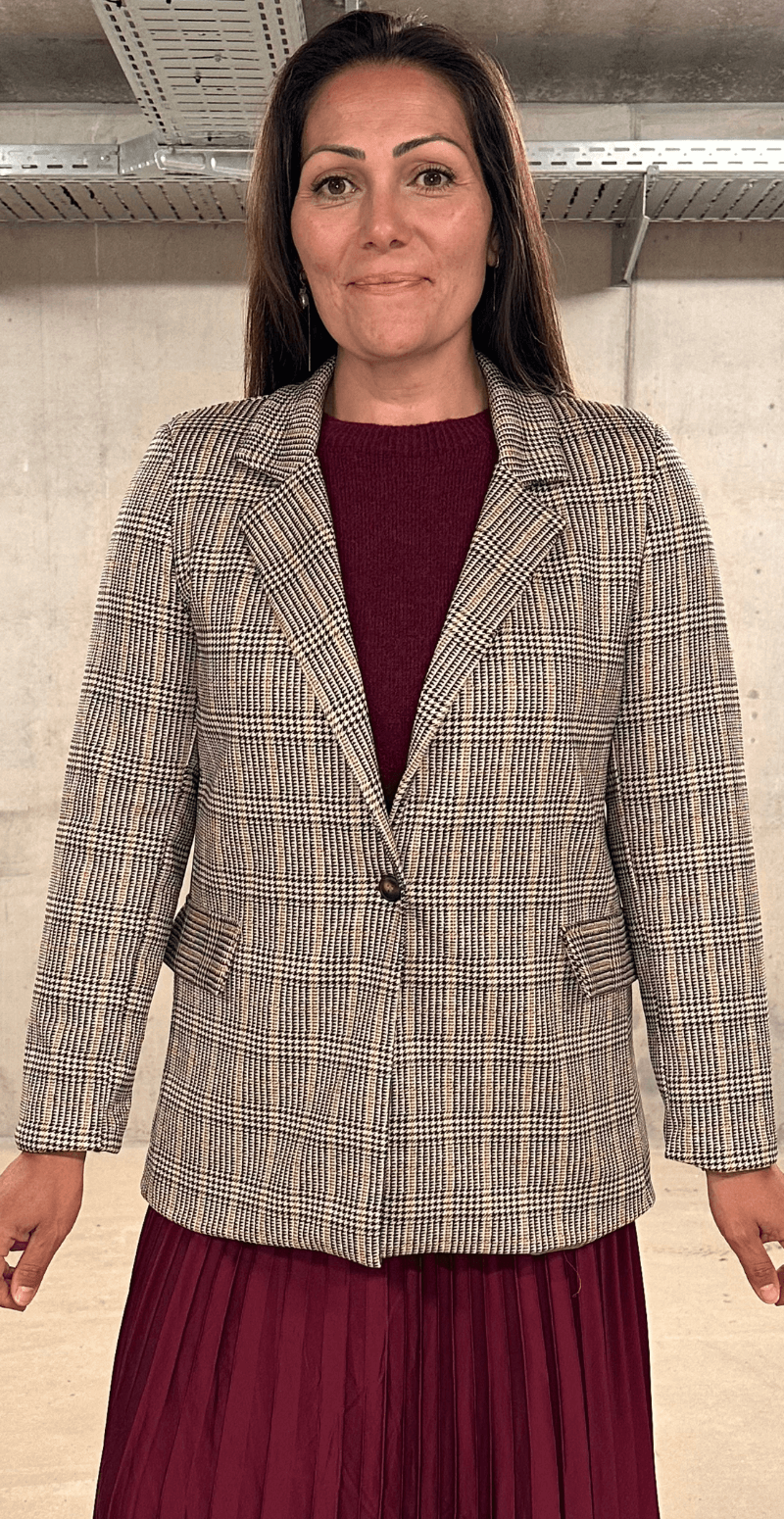 beige ternet blazer fra likelondon by christina