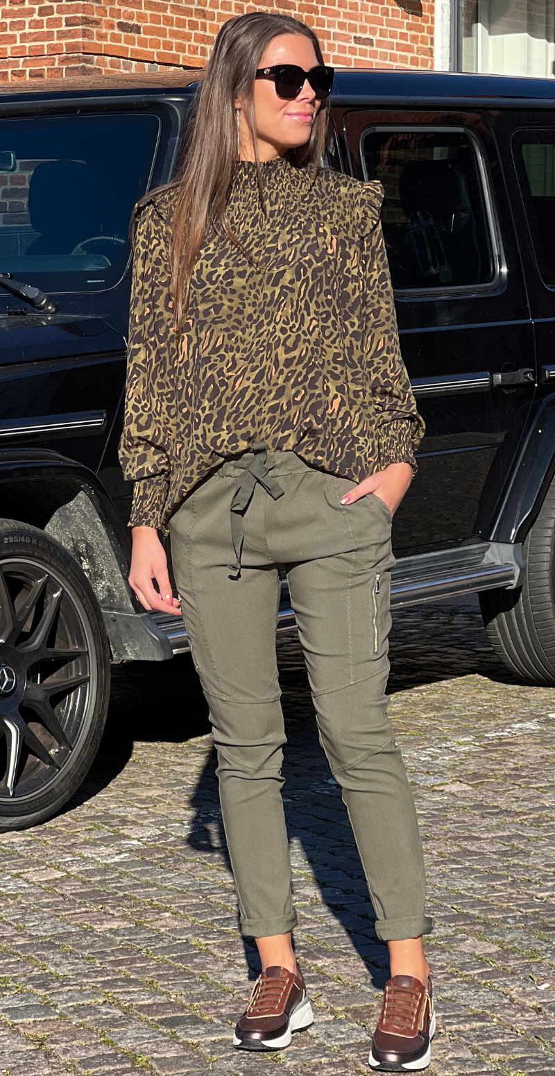 Irina bluse med høj hals og smockdetaljer army