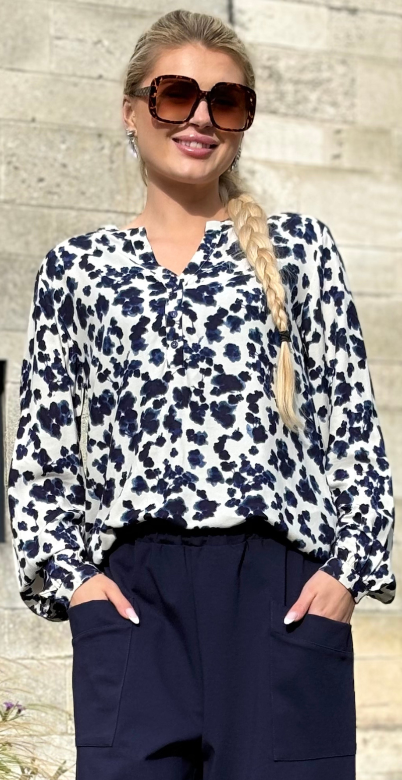 Nolla bluse med akvaral blomster moonbeam med navy