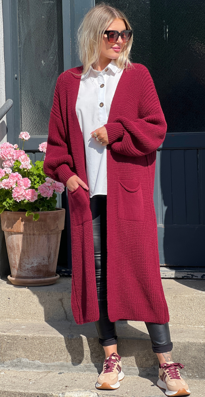 lang strik cardigan i bordeaux fra likelondon