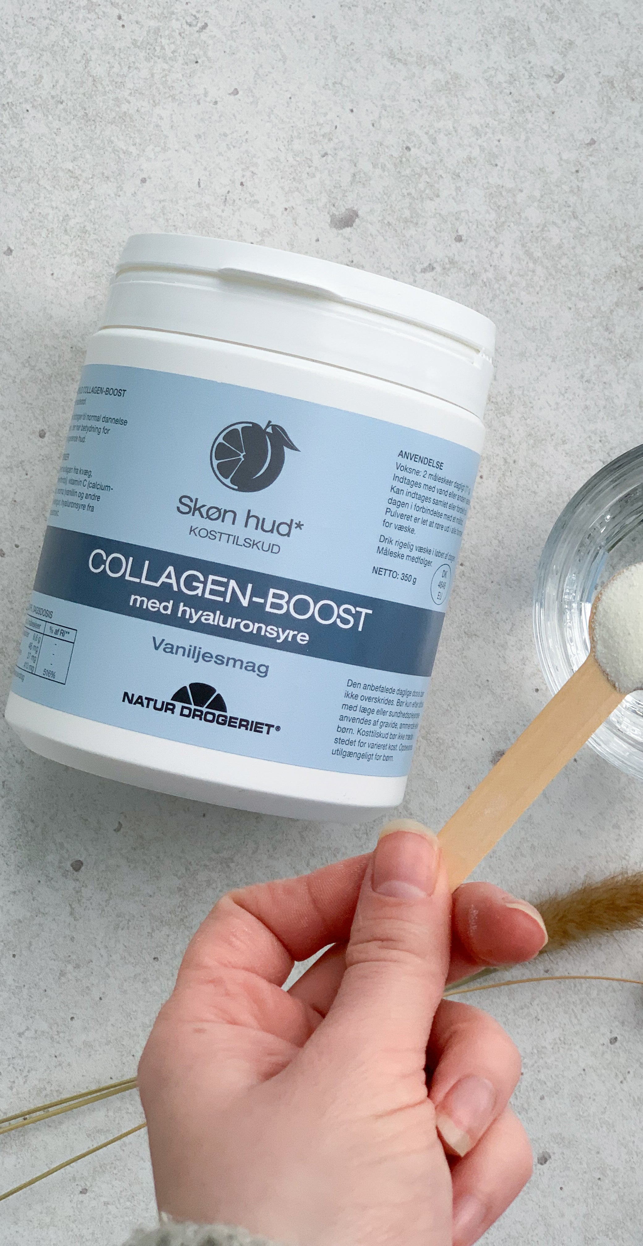 Collagen, Kollagen -Boost M. Hyaluronsyre vanilliesmag er udvalgt af likelondon i samarbejde med Natur Drogeriet.

Kollagen er et protein, vi danner i kroppen og er den primære bestanddel i bindevævet. Collagen-Boost er hydrolyseret kollagen, hyaluronsyre, kiselpulver og C-vitamin. Denne variant er med vaniljesmag.



Indeholder C-vitamin, som bidrager til normal dannelse af kollagen, der har betydning for normal fungerende hud
Let at udrøre i vand eller andre kolde væsker, fx plantedrik eller iskaffe
Nomin