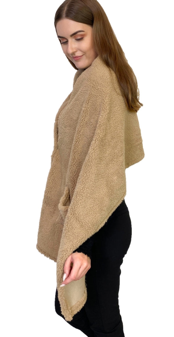Poncho i plys med lommer taupe Likelondon