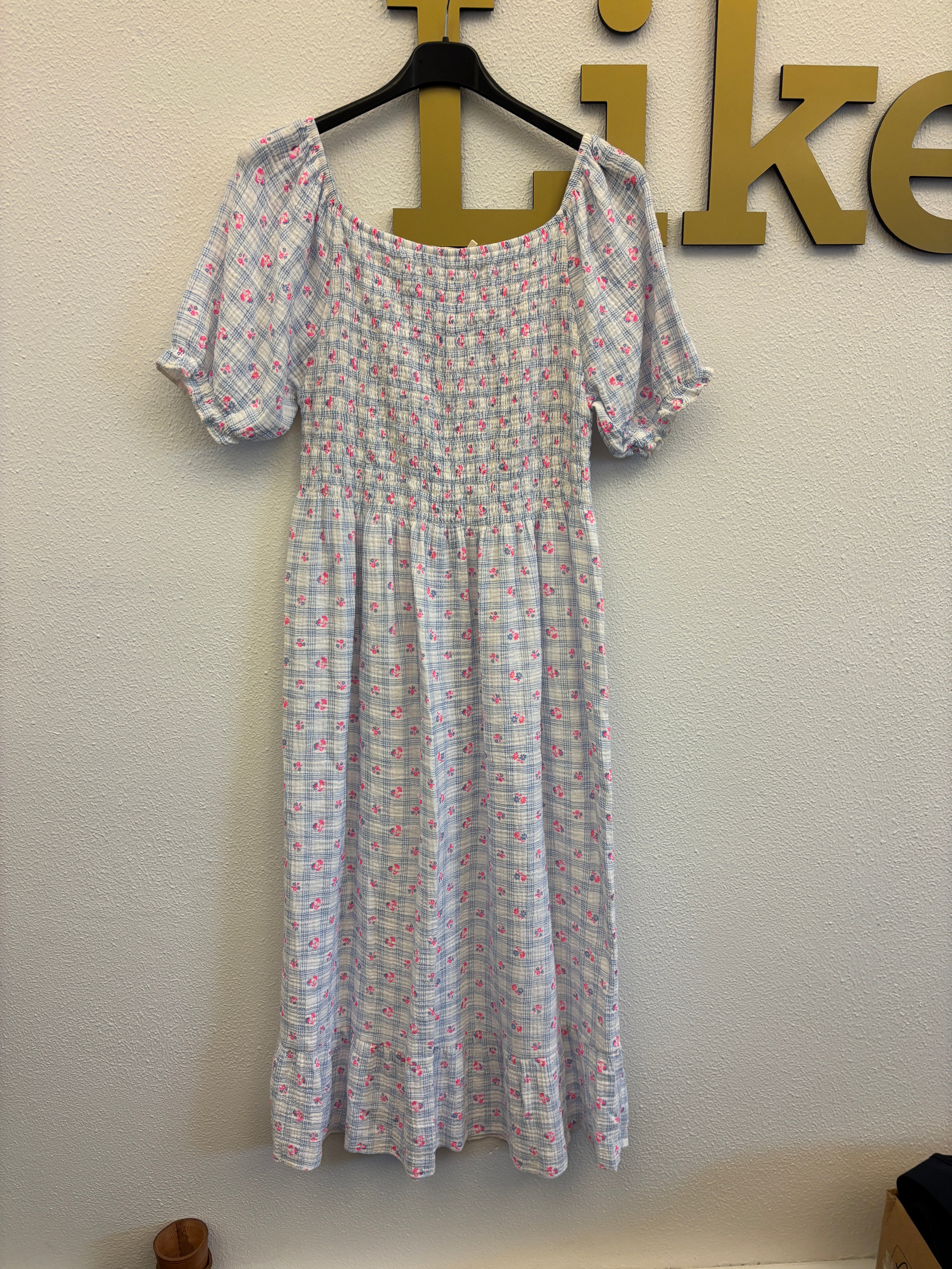 Olga ternet kjole med små blomster og smock blå LikeLondon