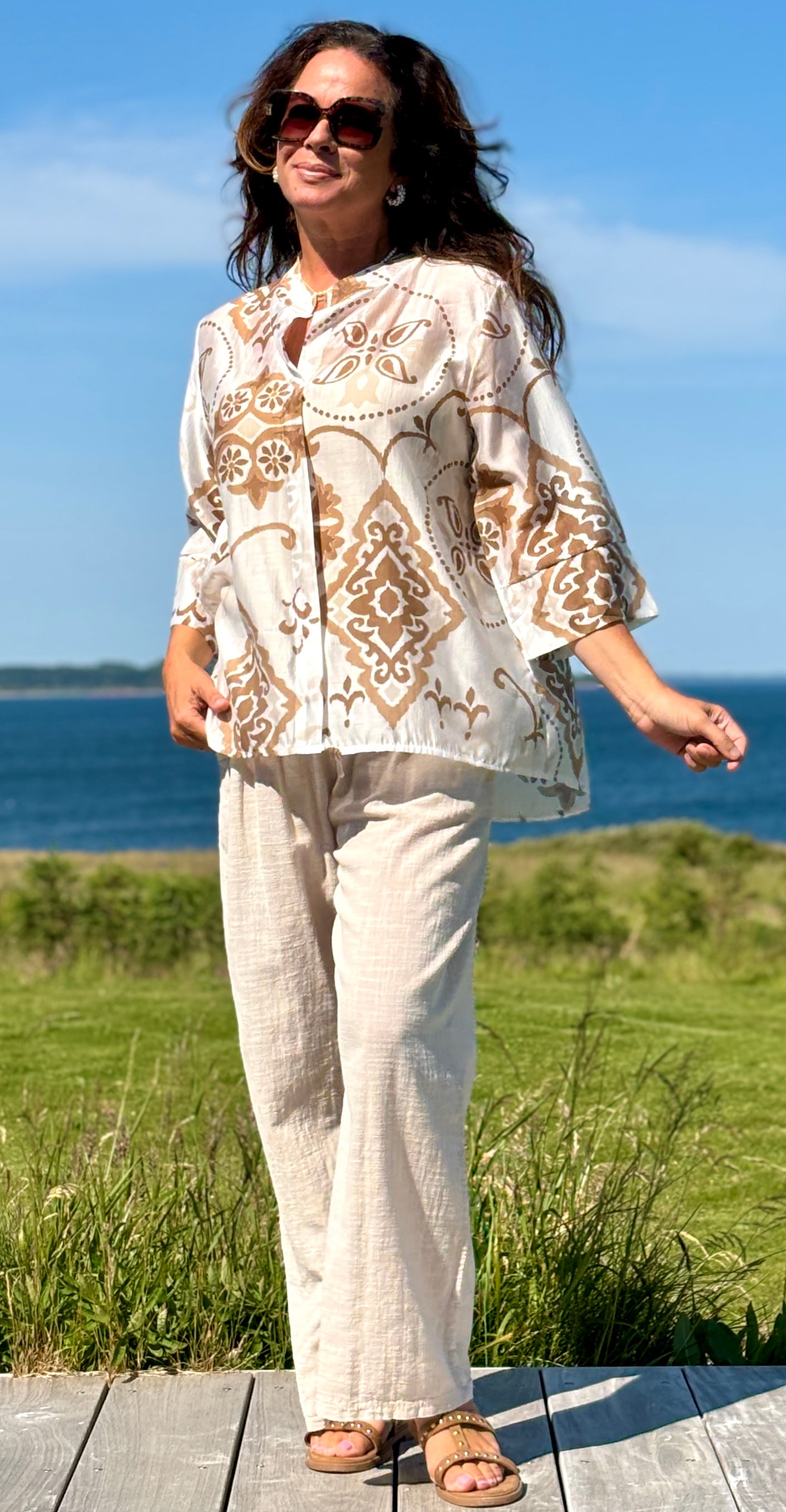 Rina bluse med v-hals og vidde i ærmerne beige LikeLondon