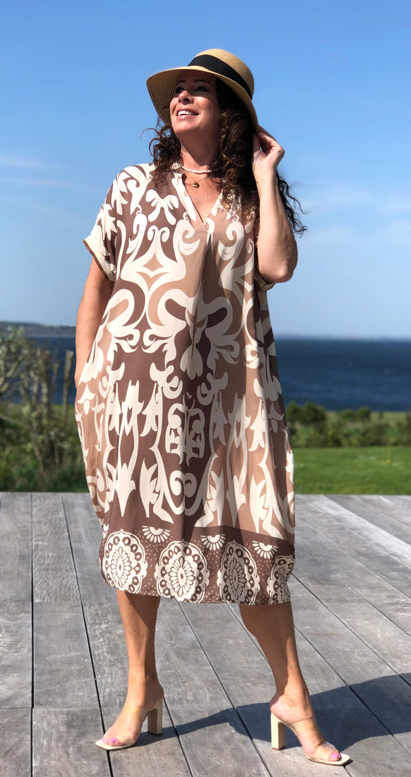 Melia kjole med mønster beige/mocca LikeLondon