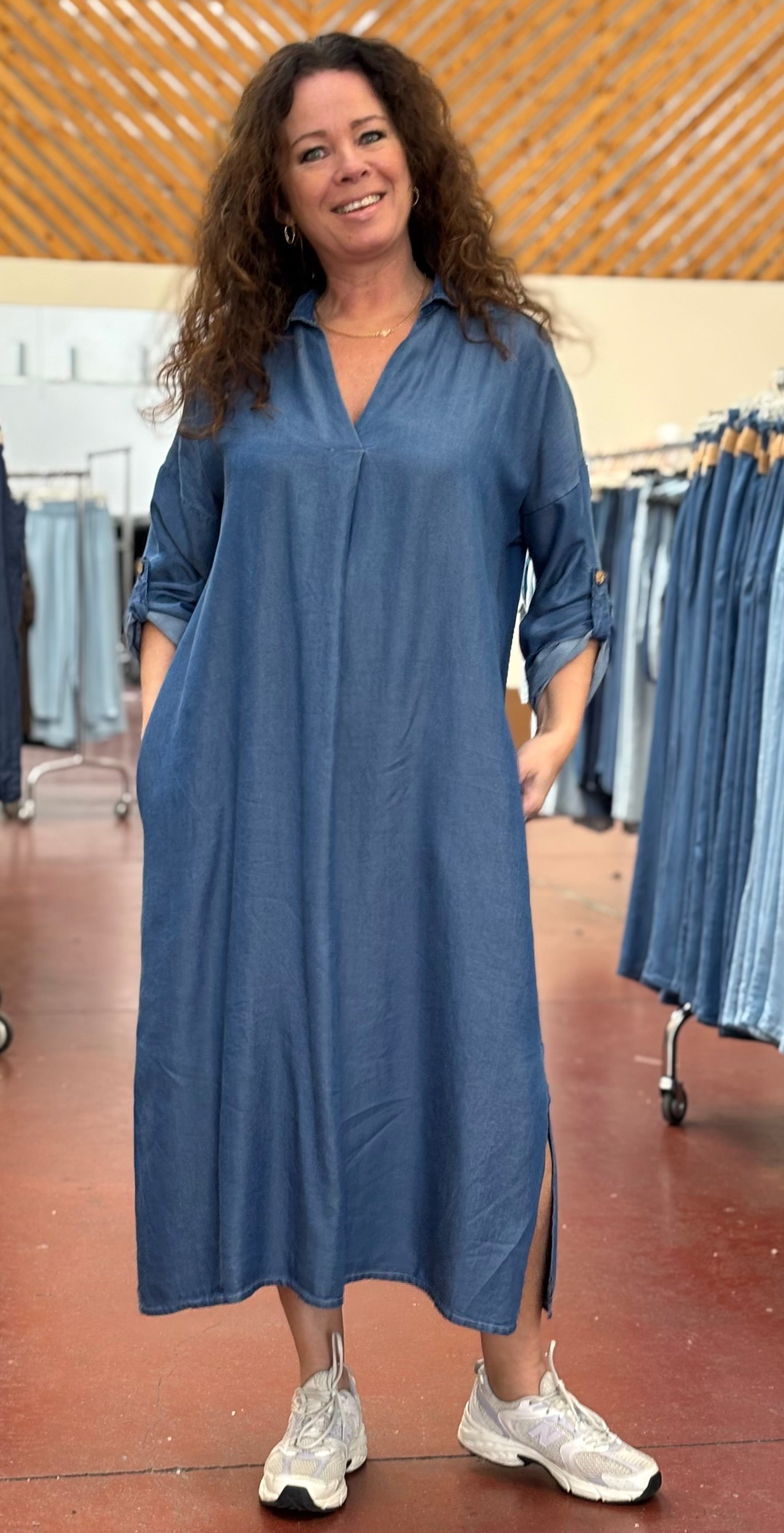 Estelle kjole med v-hals medium blue Likelondon