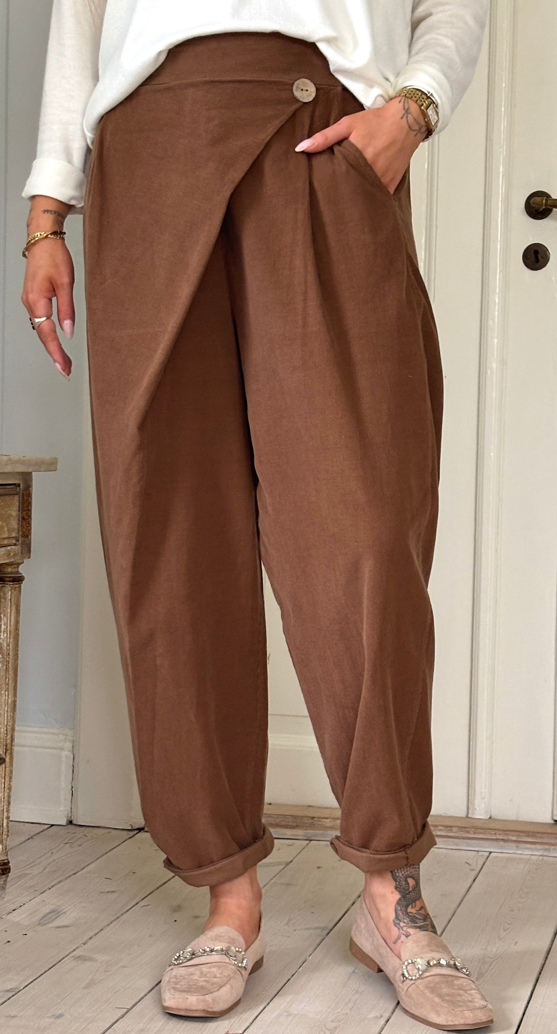 Forudbestil uge 8 Marina fløjlsbukser med slå-om detalje og vidde noce LikeLondon