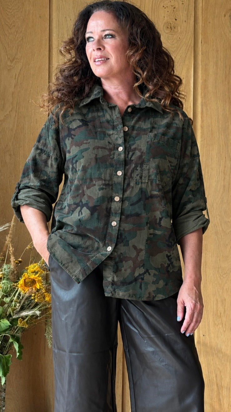Venia fløjlsskjorte med lomme camouflage green LikeLondon
