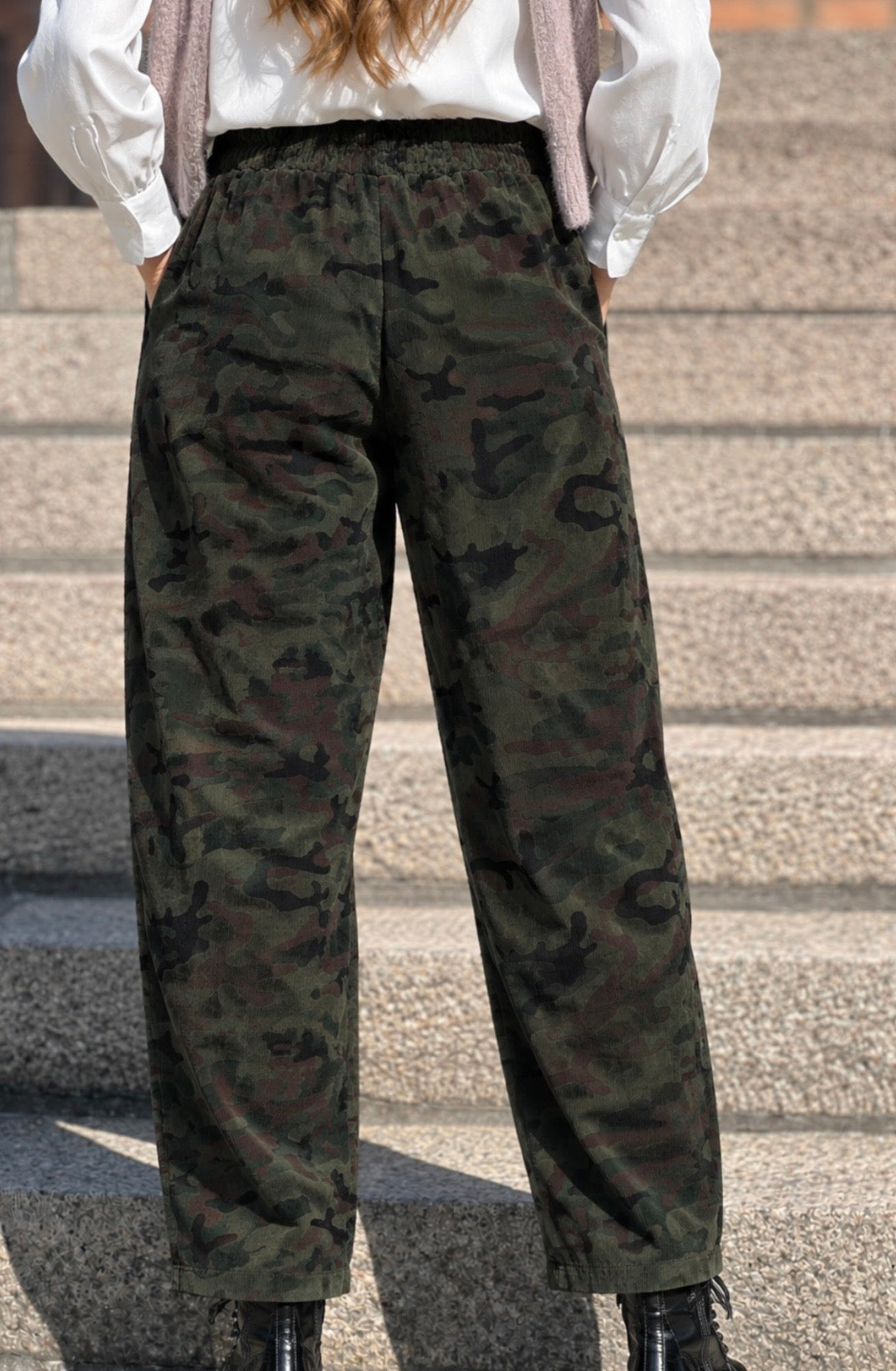 Nella fløjlsbukser med lommer foran og elastik i taljen camouflage green LikeLondon