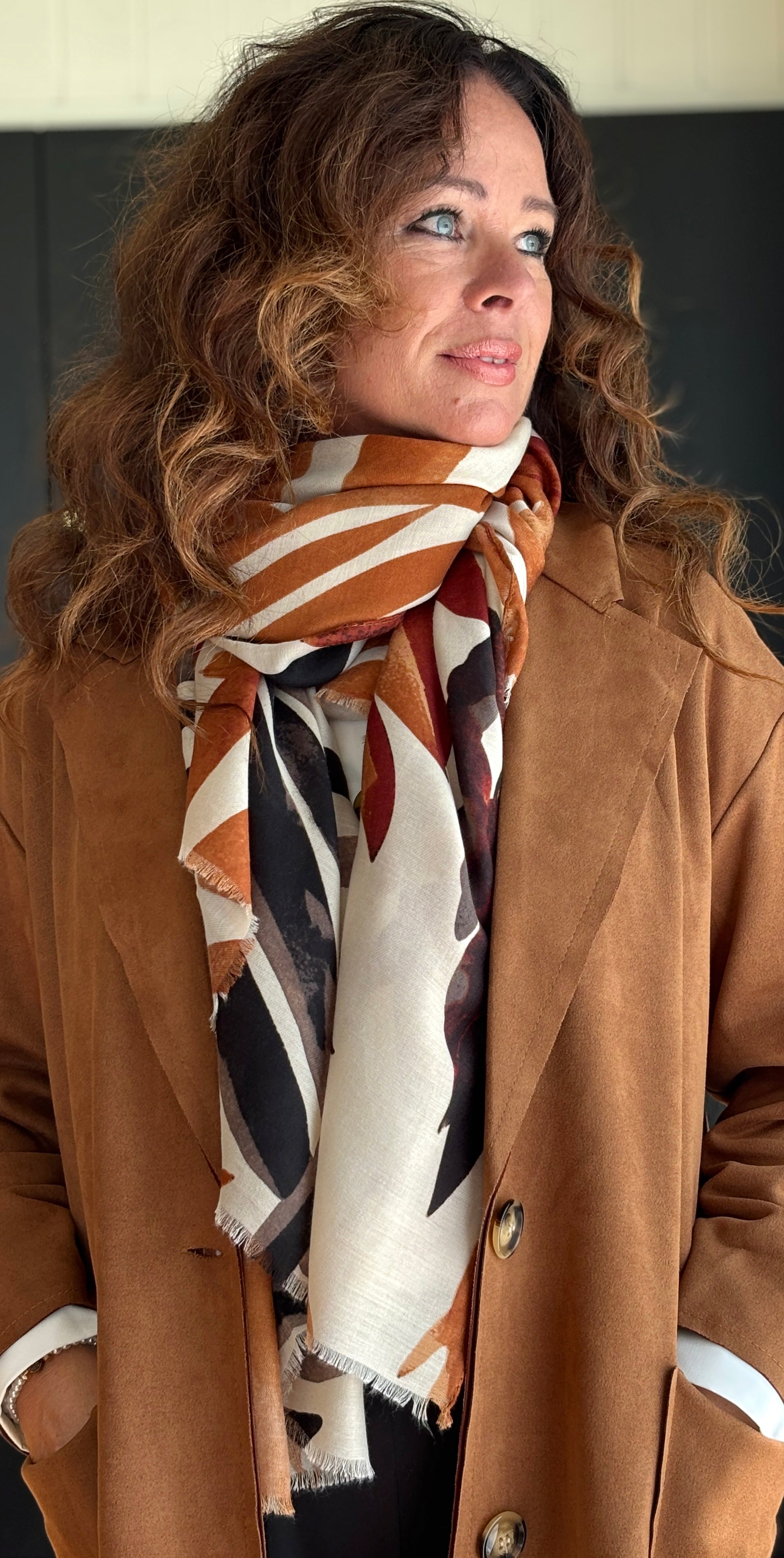 Tørklæde med bladmønster beige LikeLondon