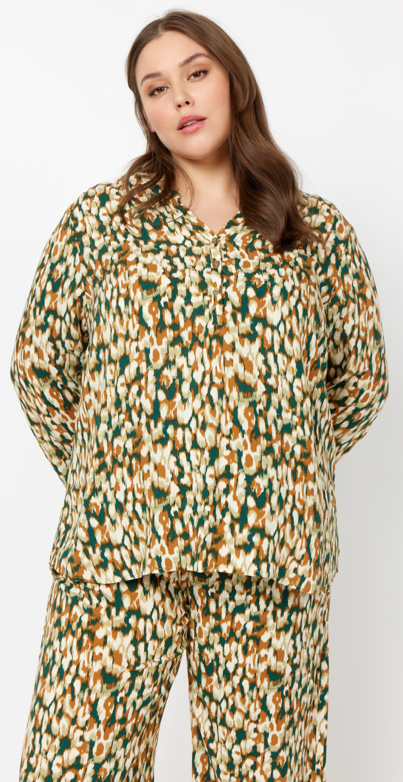 Bluse med split hals og print shady green