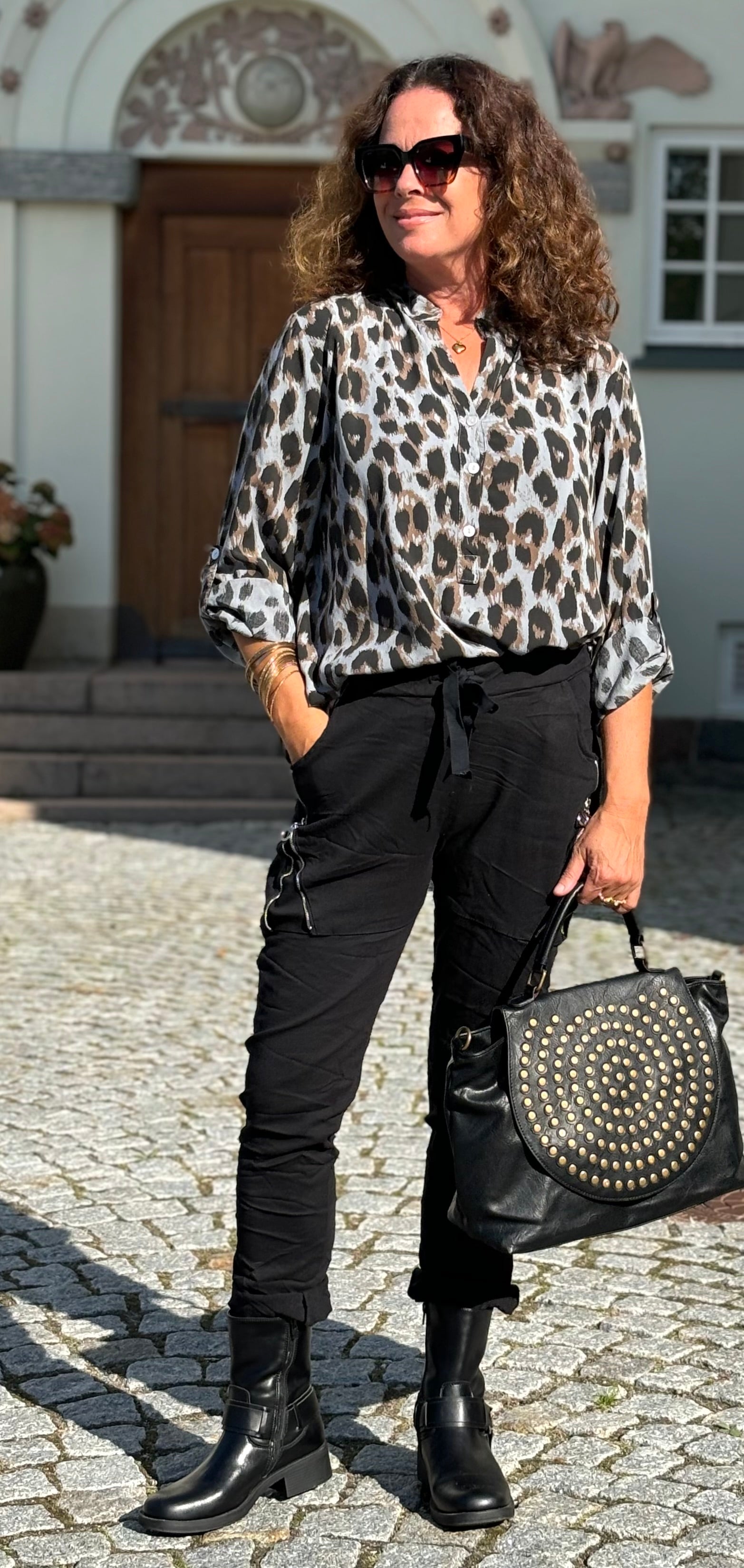 Rita bluse med stort leopardprint grå LikeLondon