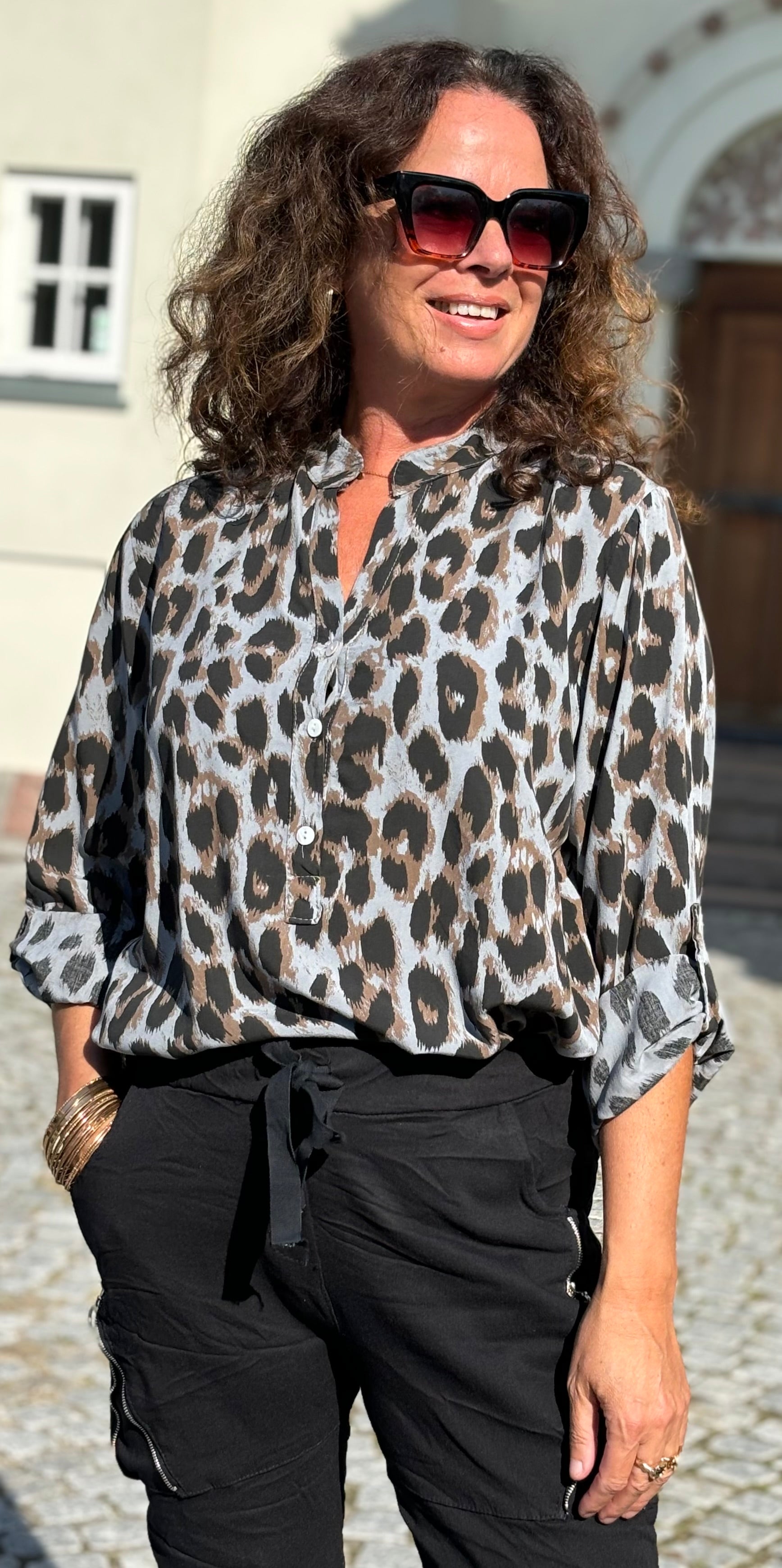 Rita bluse med stort leopardprint grå LikeLondon