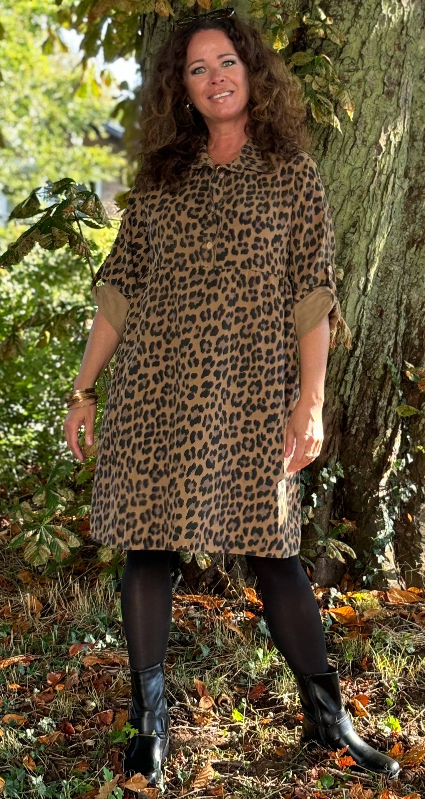 Elvira fløjlskjole med knap-detaljer leopard LikeLondon