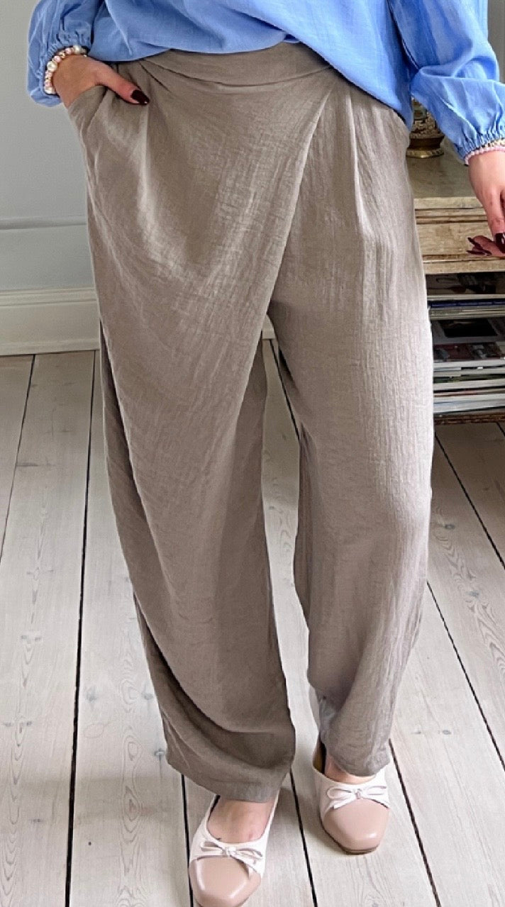 Normi bukser med træknap og slå-om effekt fango LikeLondon