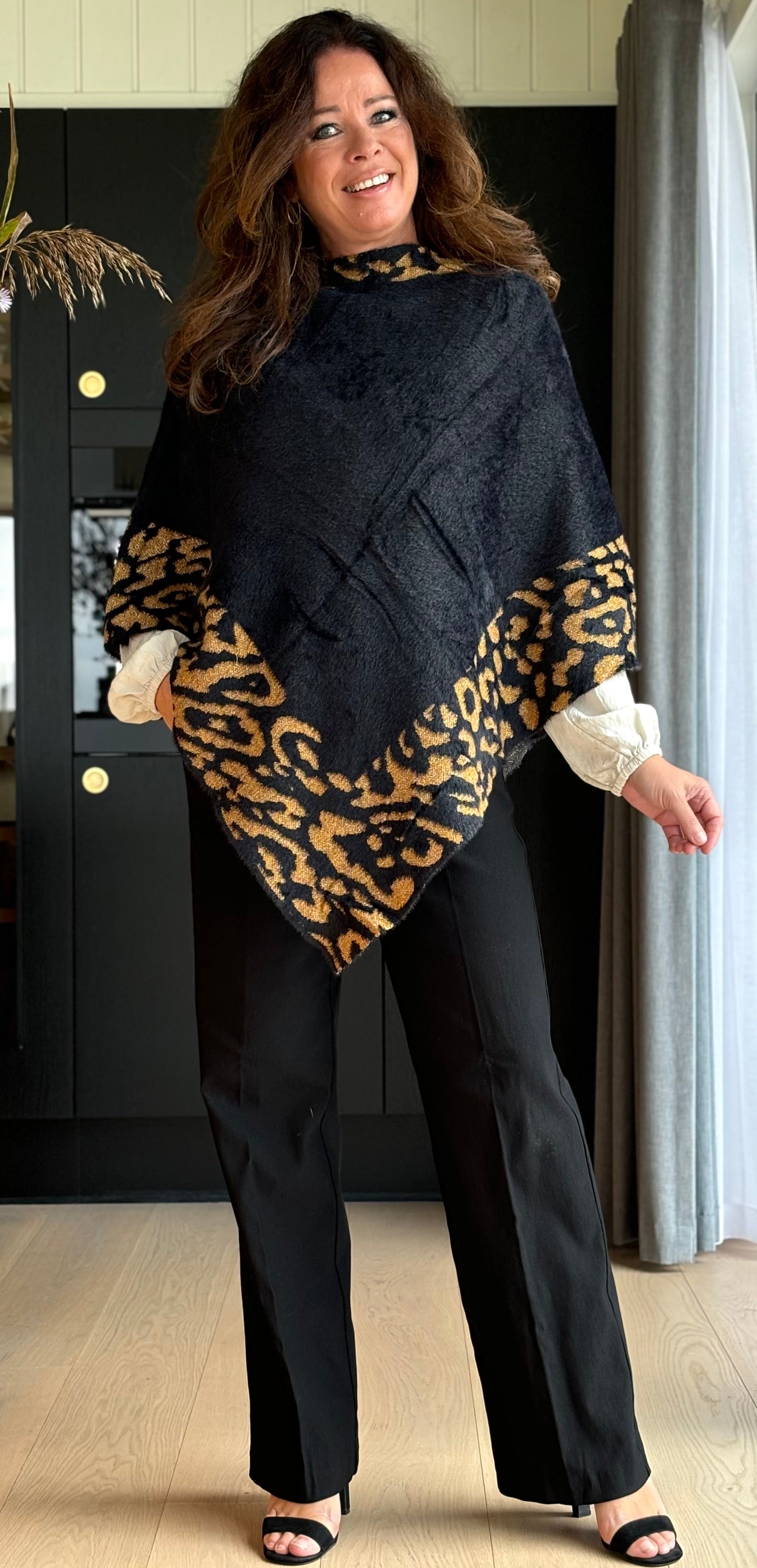 Jolly luksus poncho med leopard kant LikeLondon