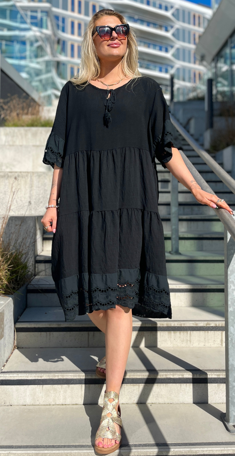 Abigail kjole med broderi anglaise detaljer