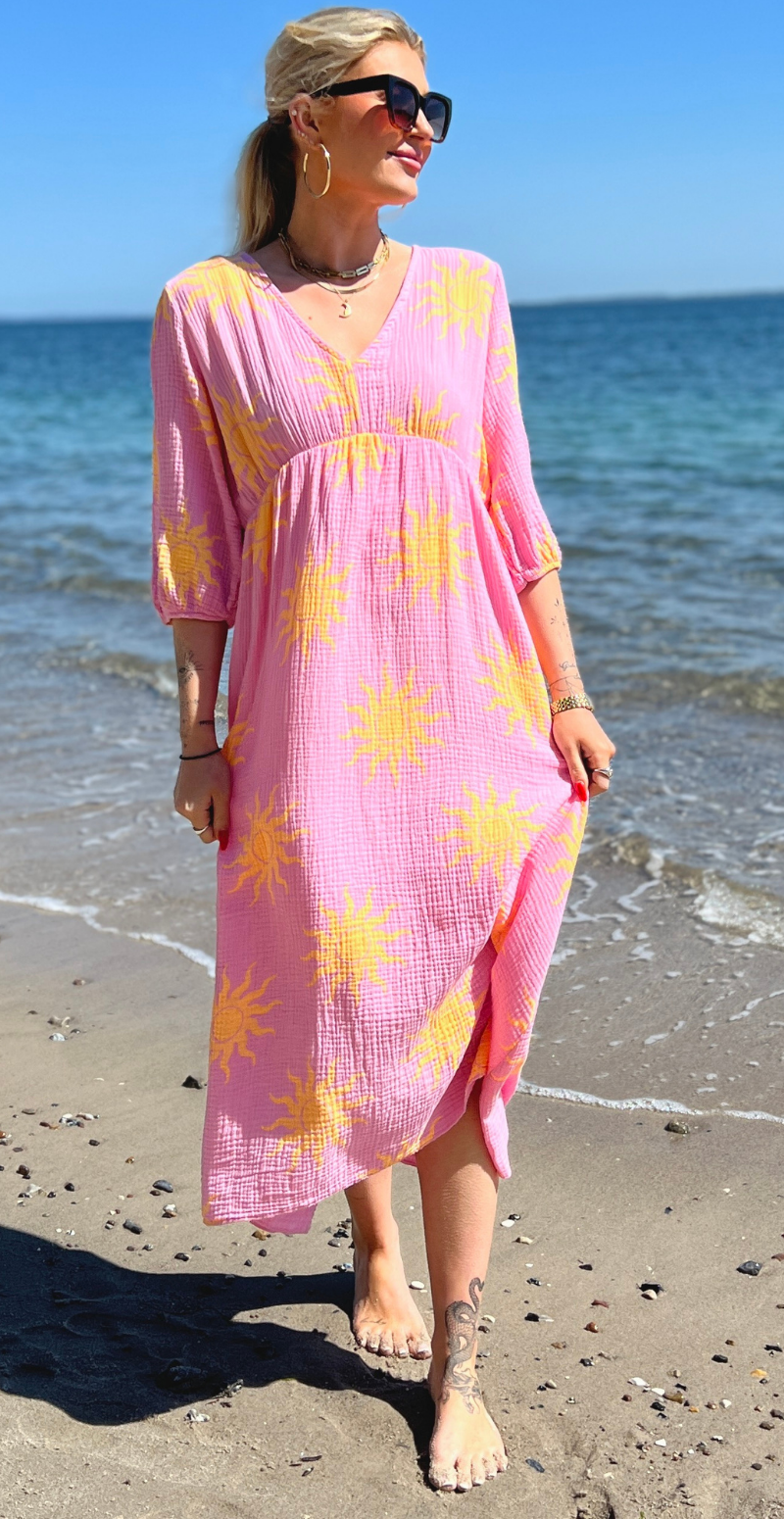 maya kjole fra likelondon i bomuld med sole