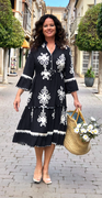 Frida kjole med mønster og vidde sort Likelondon