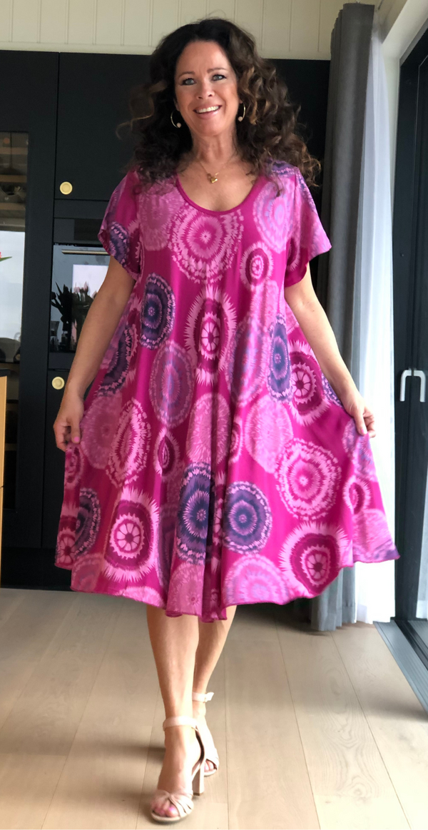 June kjole I a-farm med cirkel mønster i farven pink - LikeLondon