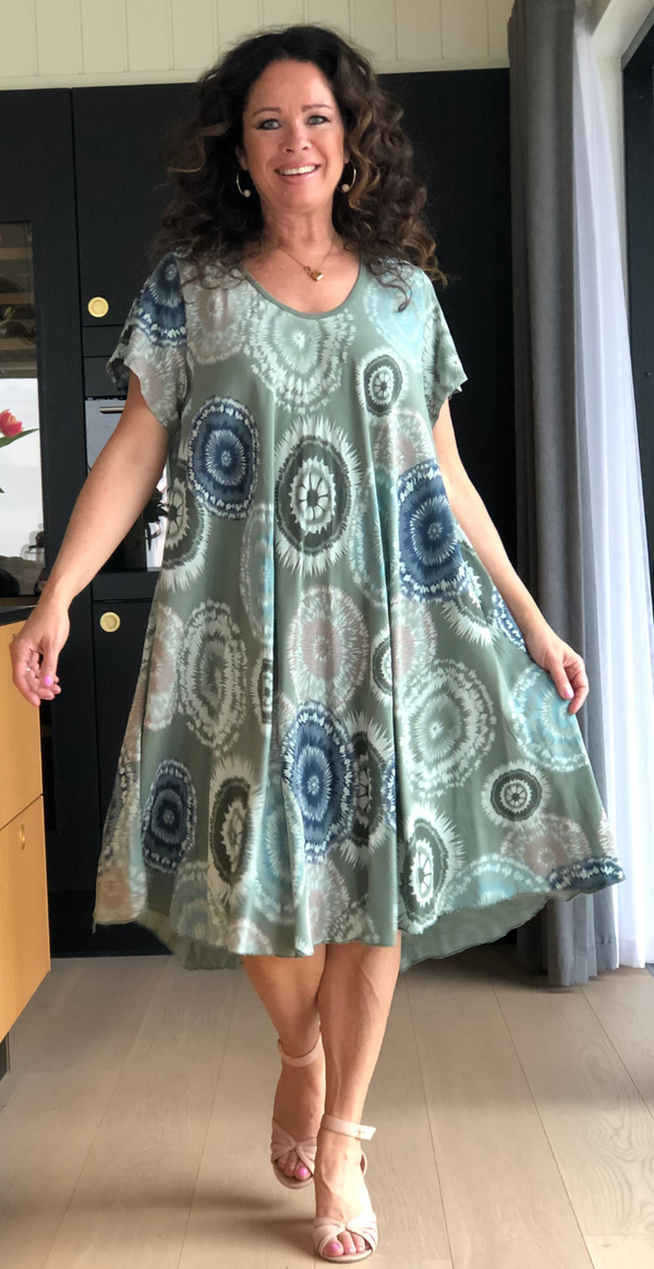 June kjole I a-farm med cirkel mønster i farven khaki- LikeLondon