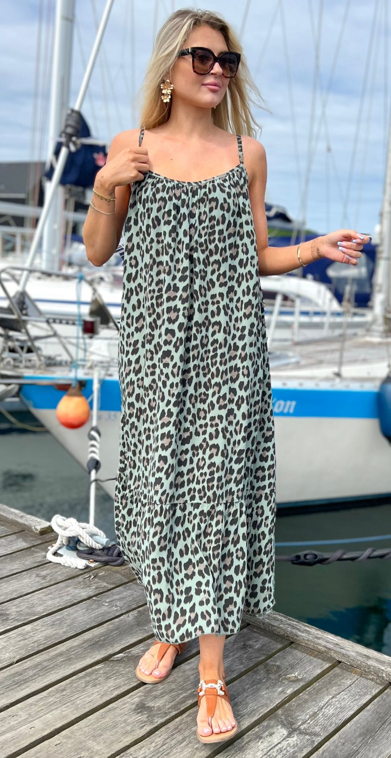 Lang kjole med tynde stropper og leopard print grøn