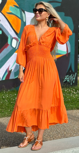 Lang orange kjole med smock og v-hals