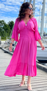 Kjole med smock under brystet og v-hals i pink