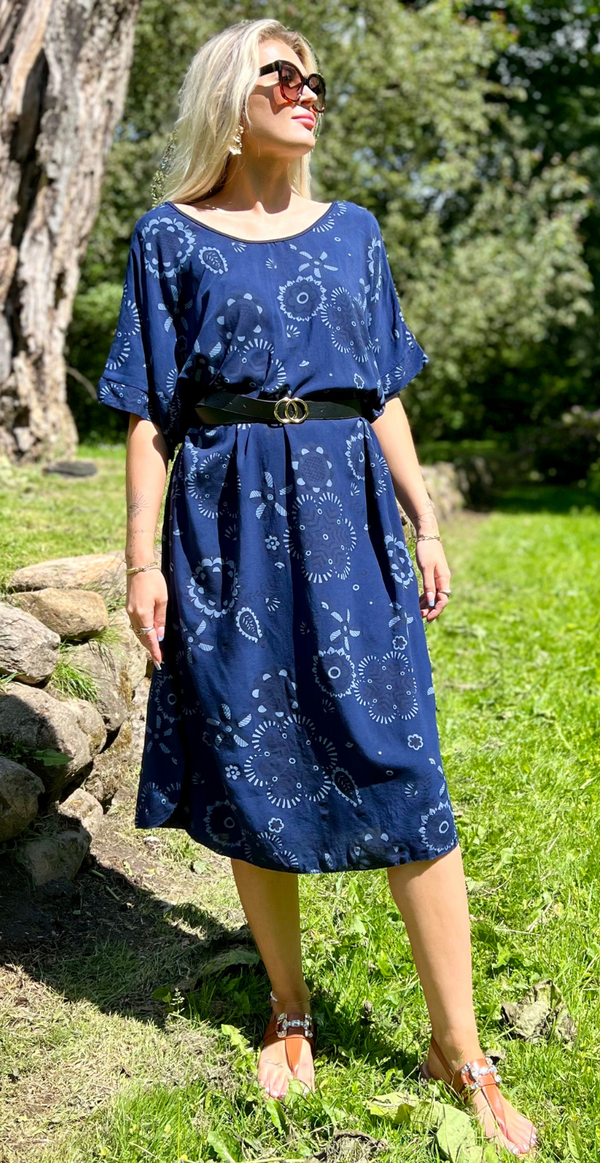 Penny kjole med mønster og rygdetalje navy