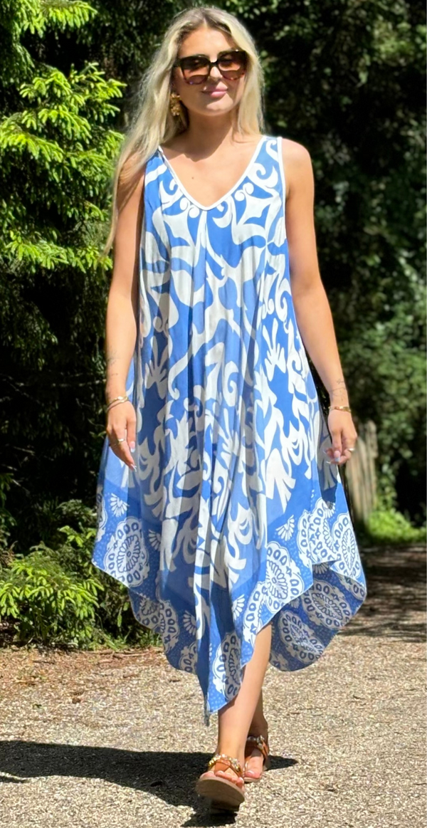 Lysblå kjole med print, brede stropper og forskellige længder