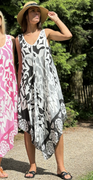 Yasmin kjole med print og forskellige længder sort LikeLondon
