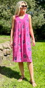Steffie kjole med v-hals i mønster og blomsterprint pink LikeLondon