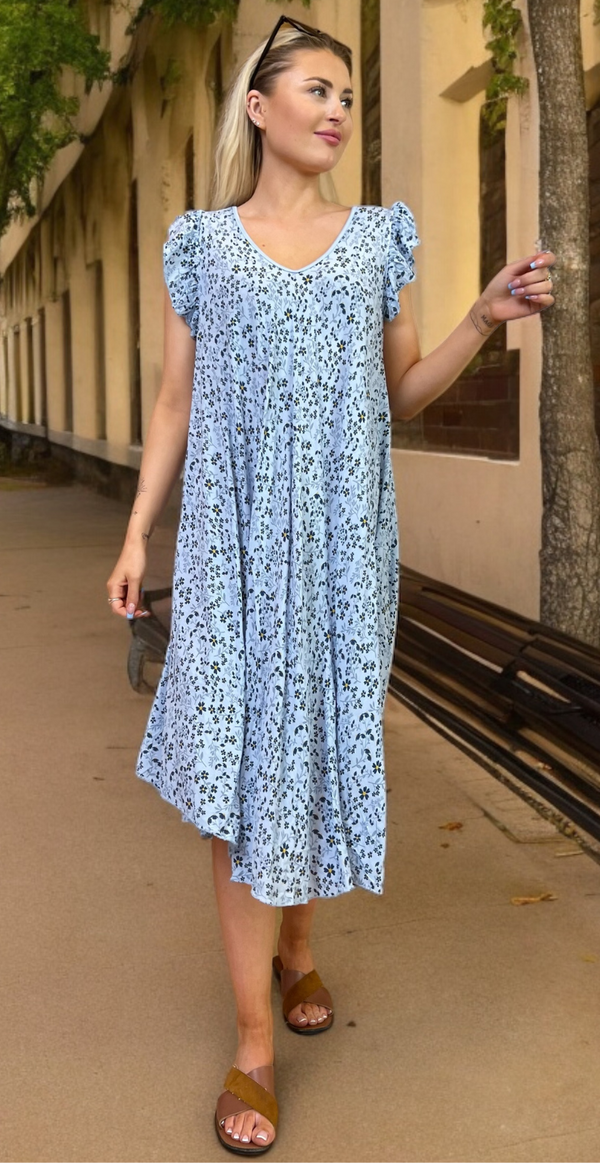 Kort Eliza kjole med blomsterprint og flæseærmer lysblå